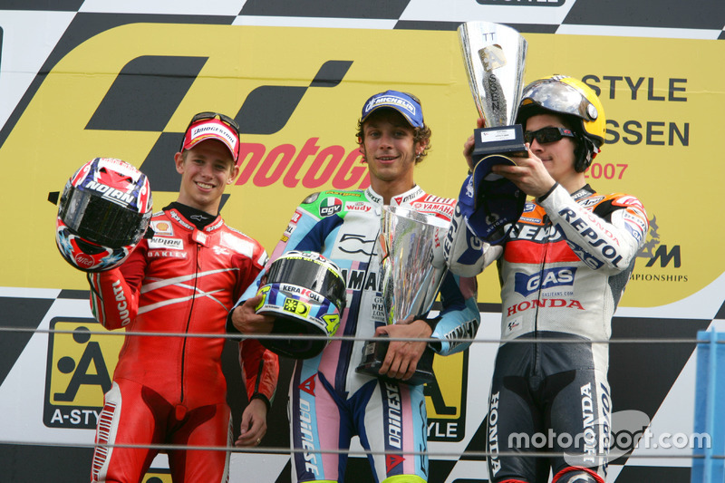 Podio: segundo lugar Cases Stoner, Ducati; ganador Valentino Rossi, Yamaha y tercer lugar Nicky Hayd