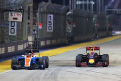 Pascal Wehrlein, Manor Racing MRT05 and Max Verstappen, Red Bull Racing RB12 battle for position