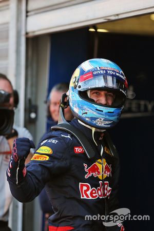 Daniel Ricciardo, Red Bull Racing celebra su posición del pole en parc ferme