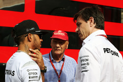 Lewis Hamilton, Mercedes AMG F1 con Niki Lauda, Presidente Non-Esecutivo Mercedes e Toto Wolff, Azio
