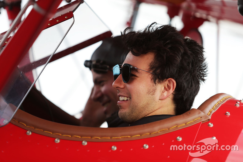 Sergio Pérez, Sahara Force India F1 toma un vuelo en un biplano