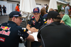 Max Verstappen, Red Bull Racing samen met Pierre Gasly, Red Bull Racing en Conor Daly