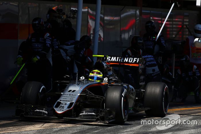 Sergio Perez, Sahara Force India F1 VJM09 hace una parada en pits