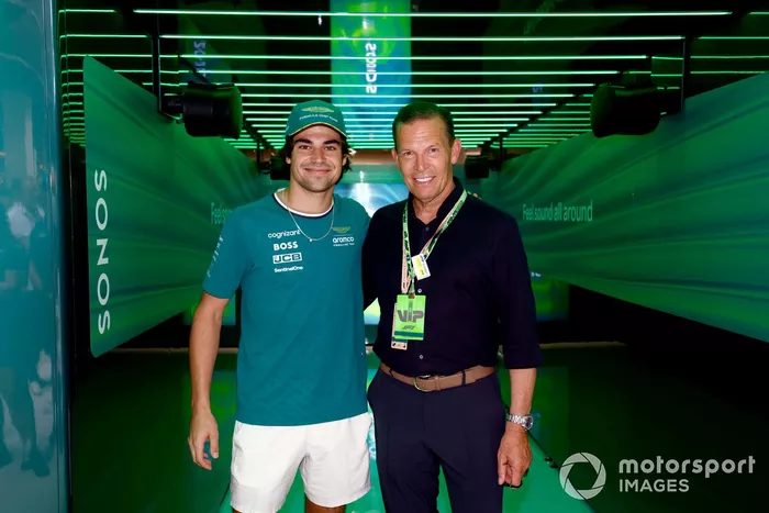 Lance Stroll, del equipo Aston Martin F1, con Daniel Grieder, CEO de Boss
