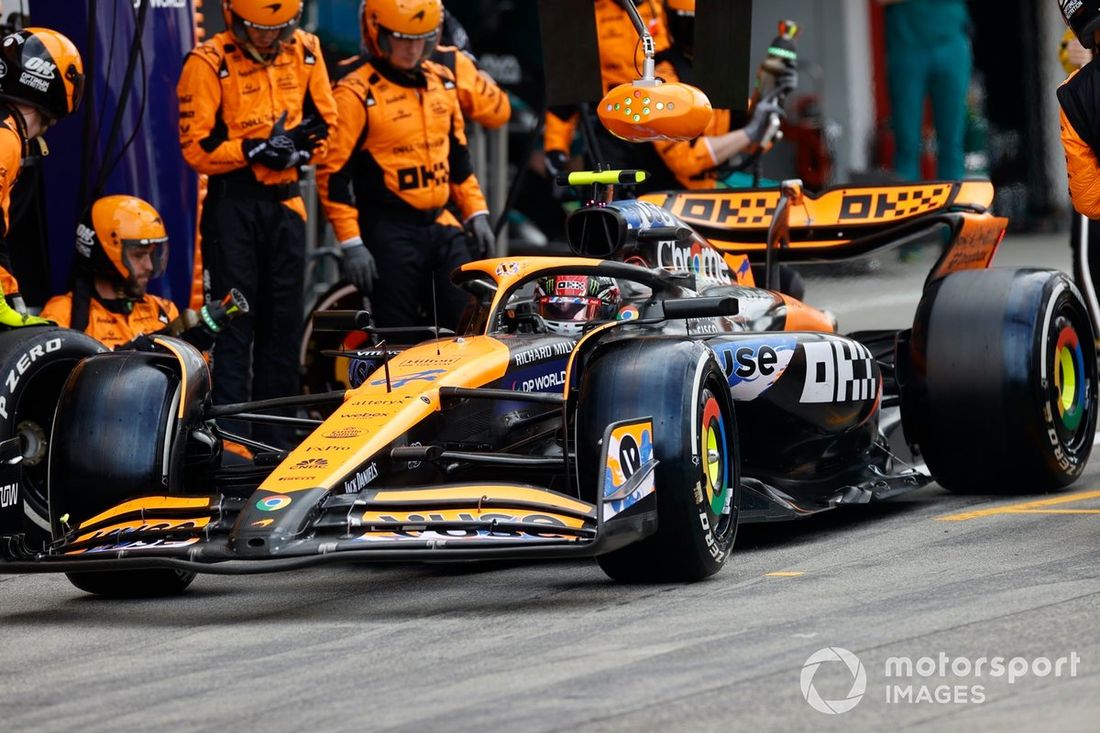 Lando Norris, McLaren MCL38, en el pit lane tras una parada en boxes