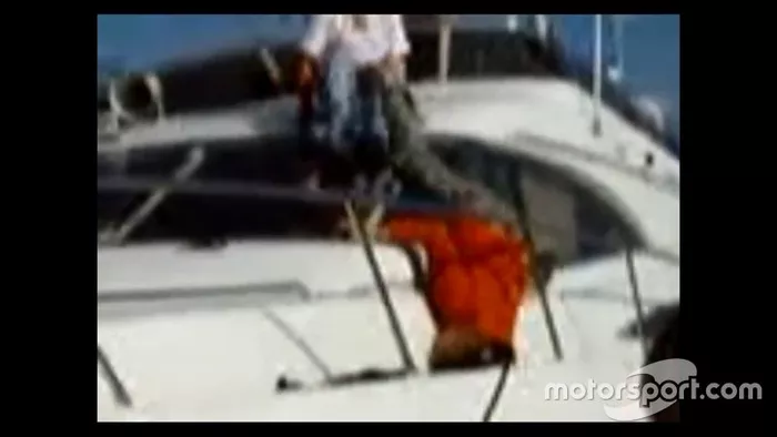 Também conhecido pela fama de beberrão, Raikkonen protagonizou uma cena 'lamentável' quando, completamente embriagado, caiu de cabeça pra baixo num barco.