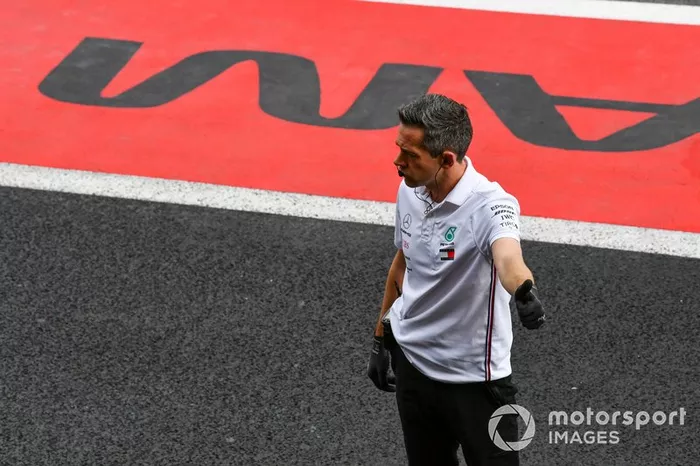 Un mecánico de Mercedes en el pit lane