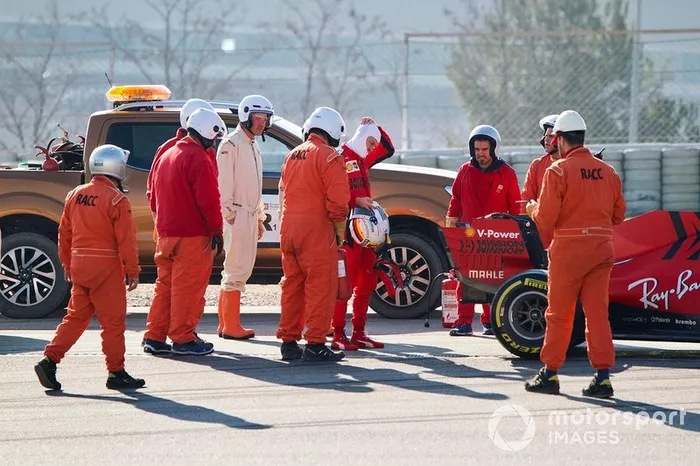 Sebastian Vettel, Ferrari SF1000, se detiene en pista con avería