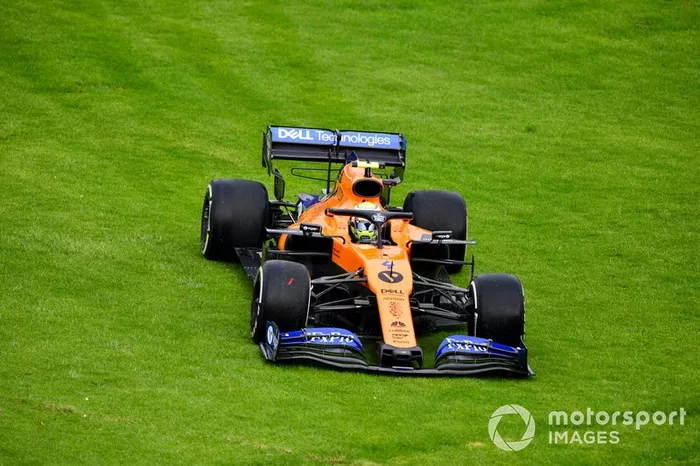 Lando Norris, McLaren MCL34 sobre el pasto