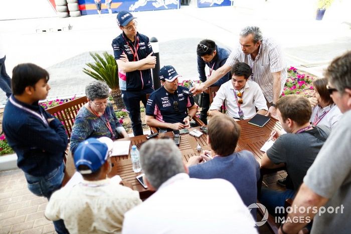 Sergio Perez, Racing Point, atiende a los medios