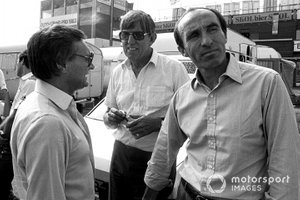 Bernie Ecclestone, propietario del equipo Brabham y presidente de FOCA; Ken Tyrrell, propietario del equipo Tyrrell y Frank Williams, propietario del equipo Williams