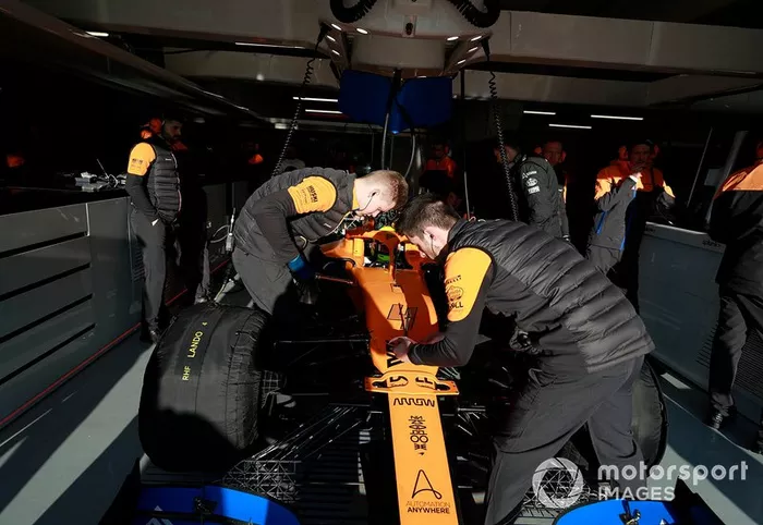 Lando Norris, McLaren MCL35, en el box con los mecánicos