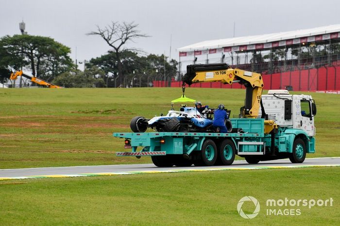 Coche de Robert Kubica, Williams FW42 siendo recuperado en una grúa