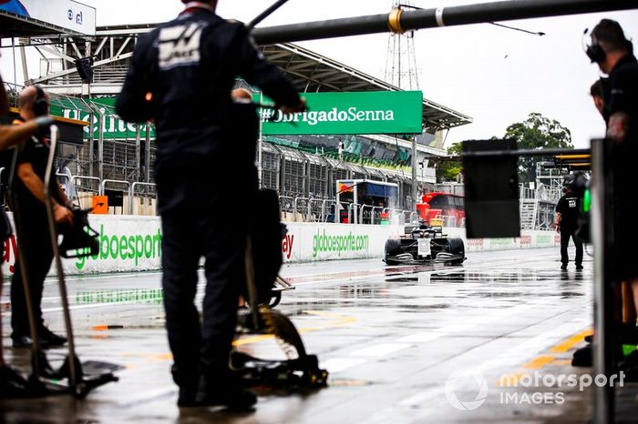 Romain Grosjean, Haas F1 Team VF-19, hace una parada en boxes durante los entrenamientos