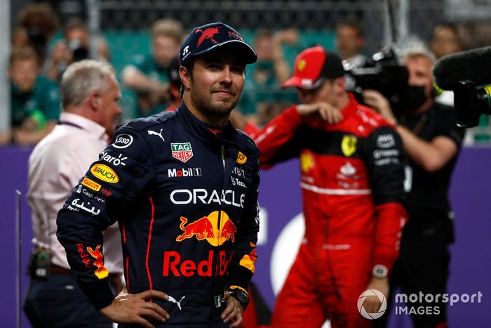 El ganador de la pole, Sergio Pérez, de Red Bull Racing, celebra en el Parc Ferme