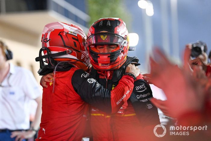 Charles Leclerc, Ferrari, 1ª posición, Carlos Sainz Jr., Ferrari, 2ª posición, se felicitan mutuamente en el Parc Ferme