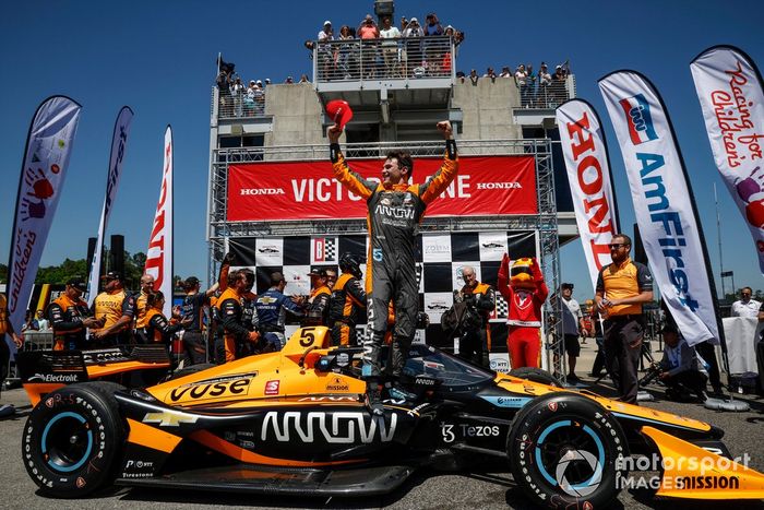 Ganador Patricio O'Ward, Arrow McLaren SP Chevrolet celebra en Victory Lane