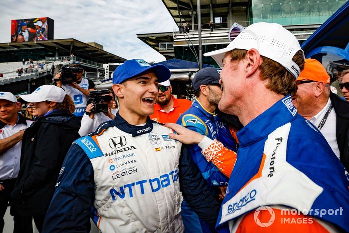 El ganador de la pole Scott Dixon, Chip Ganassi Racing Honda celebra su premio de la pole, Alex Palou, Chip Ganassi Racing Honda