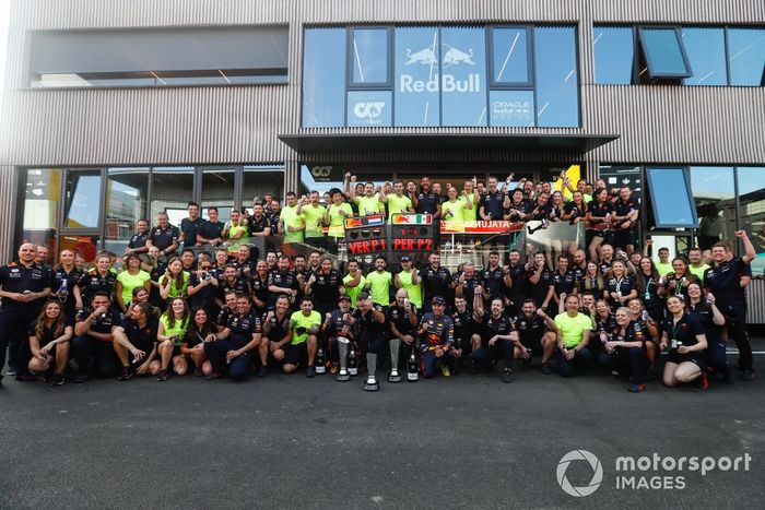 El equipo Red Bull,  Max Verstappen, Red Bull Racing, Sergio Pérez, Red Bull Racing, Adrian Newey, Jefe de Tecnología, Red Bull Racing y Christian Horner, Director del Equipo, Red Bull Racing, celebran su resultado de 1-2