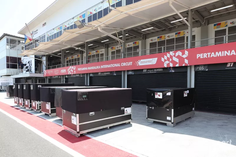 Pitlane overview