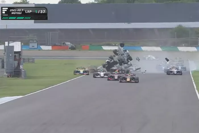 スタート直後のクラッシュ
