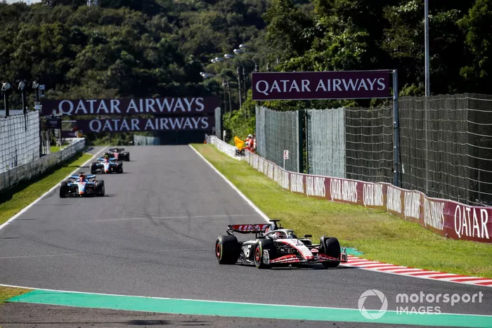 Kevin Magnussen, Haas VF-23, Alex Albon, Williams FW45, Logan Sargeant, Williams FW45