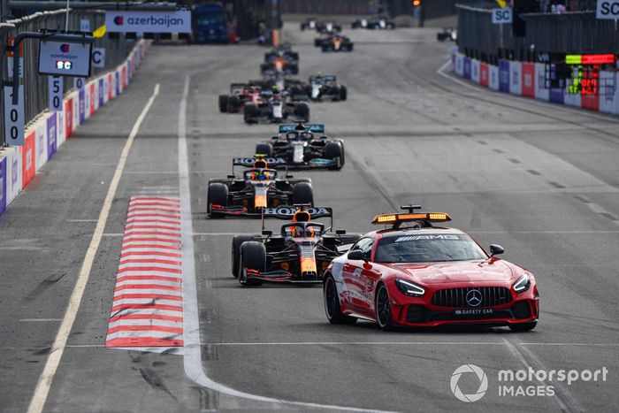 El Safety Car delante de Max Verstappen, Red Bull Racing RB16B, Sergio Pérez, Red Bull Racing RB16B, Lewis Hamilton, Mercedes W12 y el resto del pelotón