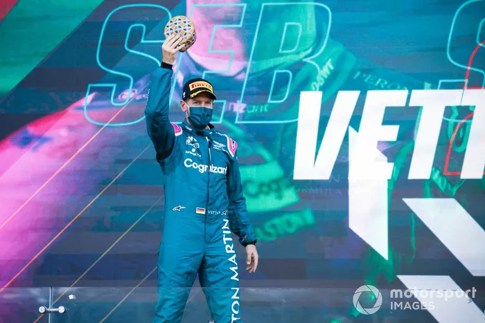 Podio: segundo lugar Sebastian Vettel, Aston Martin