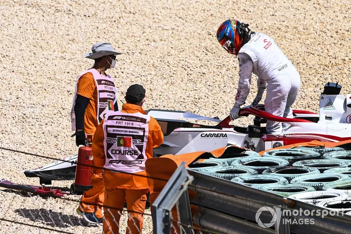 Kimi Raikkonen, Alfa Romeo Racing C41, se baja de su coche tras el accidente