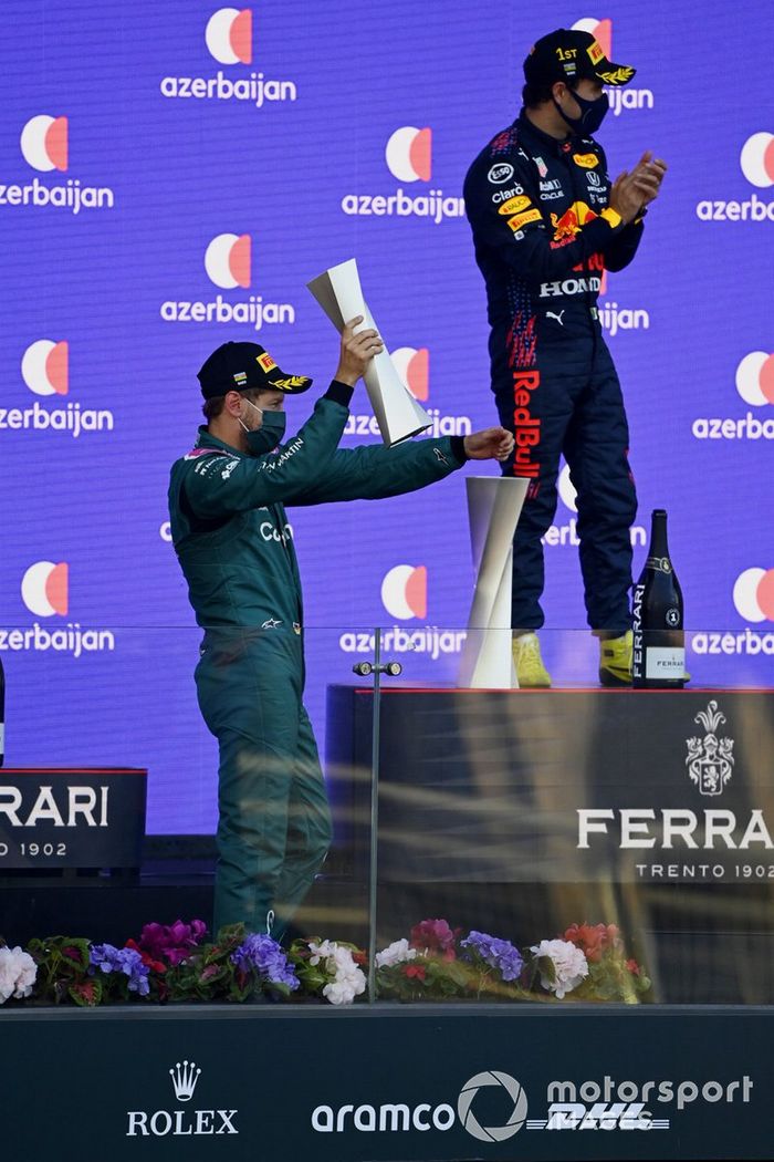 Podio: segundo lugar Sebastian Vettel, Aston Martin, ganador de la carrera Sergio Pérez, Red Bull Racing