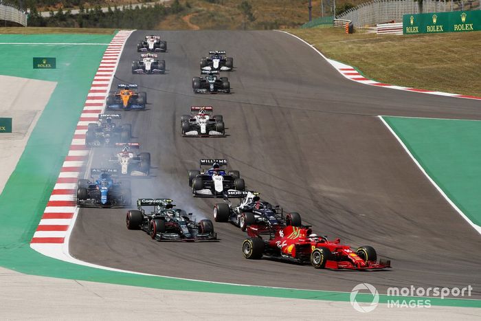 Charles Leclerc, Ferrari SF21, Sebastian Vettel, Aston Martin AMR21, Pierre Gasly, AlphaTauri AT02, Fernando Alonso, Alpine A521, George Russell, Williams FW43B, Kimi Raikkonen, Alfa Romeo Racing C41, al inicio