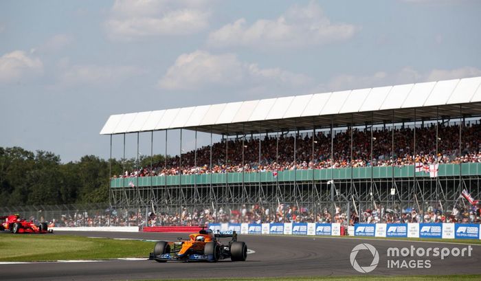 Daniel Ricciardo, McLaren MCL35M, Carlos Sainz Jr., Ferrari SF21