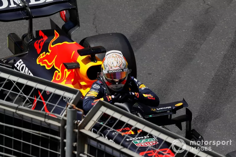Max Verstappen, Red Bull Racing RB16B, esce dalla sua auto dopo aver colpito il muro