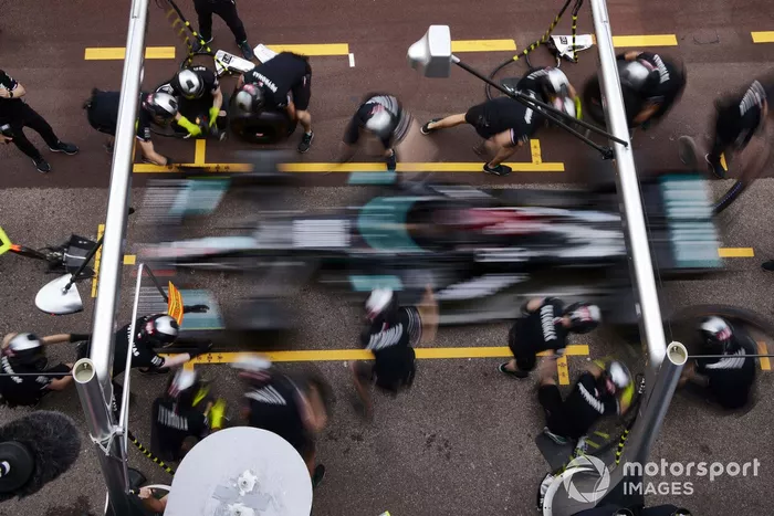 Lewis Hamilton, Mercedes W12, en pits 