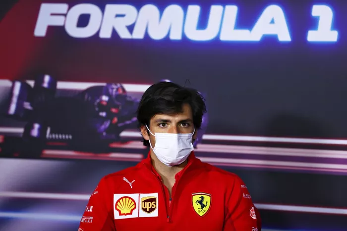 Carlos Sainz Jr., Ferrari durante la conferencia de prensa