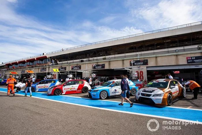 Auto in pit-lane