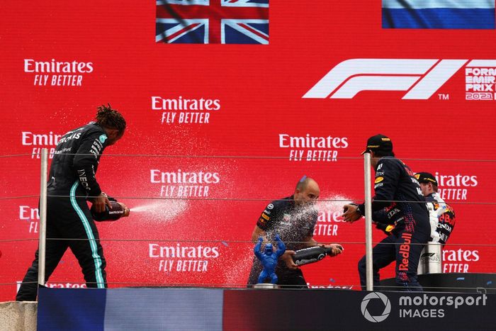 Podio: segundo lugar Lewis Hamilton, Mercedes, Gianpiero Lambiase, ingeniero de carrera de Red Bull Racing, ganador Max Verstappen, Red Bull Racing, tercer lugar Sergio Pérez, Red Bull Racing