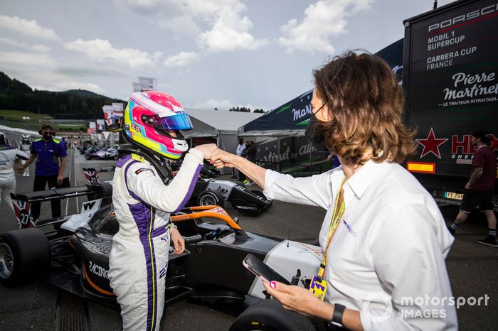 Alice Powell y Catherine Bond Muir, directora general de la serie W, en el parc ferme