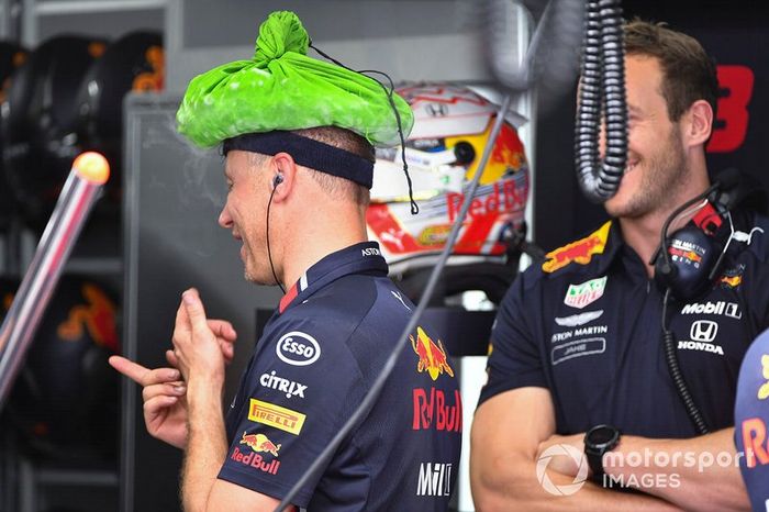 Un mecánico de Red Bull con un dispositivo de enfriamiento en la cabeza