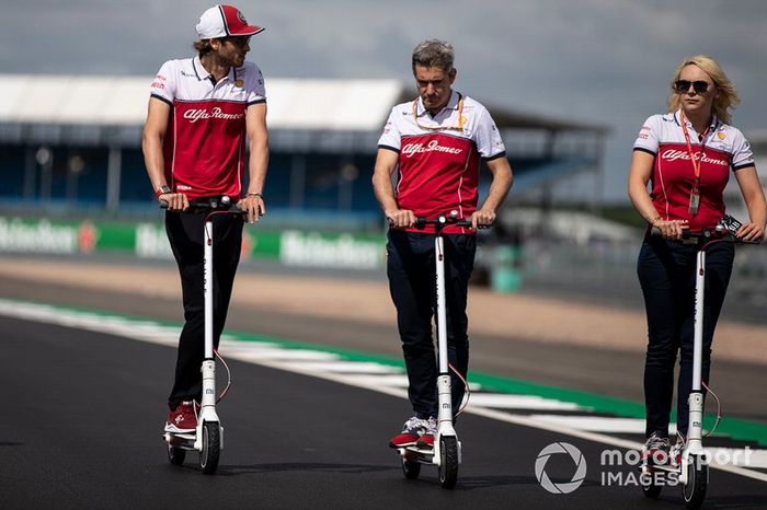 Antonio Giovinazzi, Alfa Romeo Racing recorre la pista en scooter 