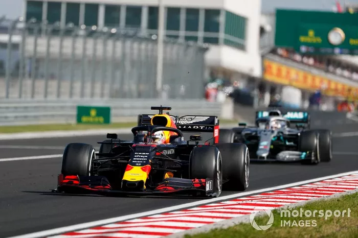 Max Verstappen, Red Bull Racing RB15 y Lewis Hamilton, Mercedes AMG F1 W10 batalla