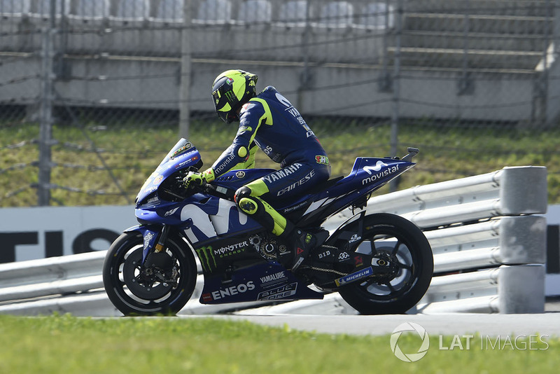 Valentino Rossi en sens inverse dans la voie des stands après un problème mécanique