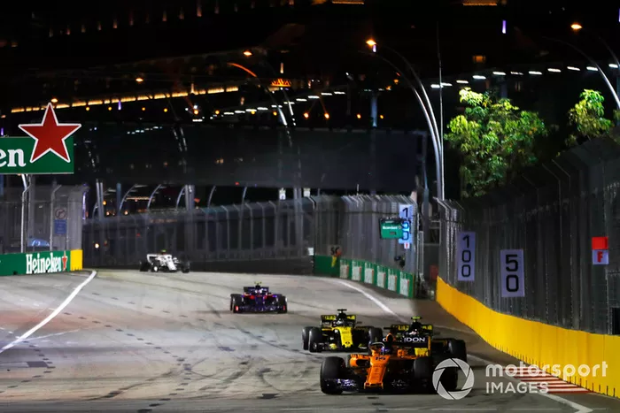 Fernando Alonso, McLaren MCL33, Carlos Sainz Jr., Renault Sport F1 Team R.S. 18, y Nico Hulkenberg, Renault Sport F1 Team R.S. 18