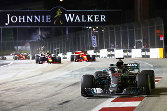 Lewis Hamilton, Mercedes AMG F1 W09 mène