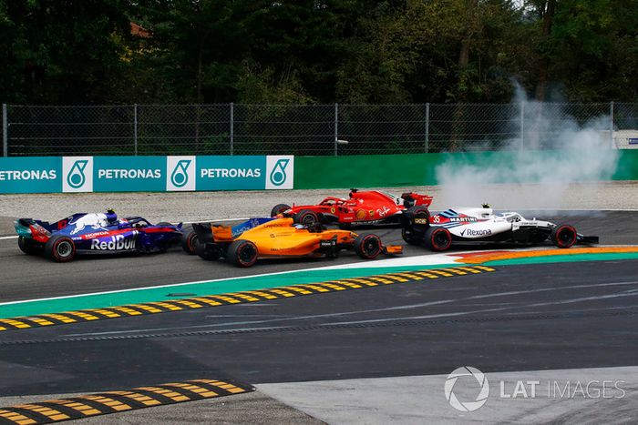 Sebastian Vettel, Ferrari SF71H trompea después del contacto con Lewis Hamilton, Mercedes AMG F1 W09 mientras pasa Max Verstappen, Red Bull Racing RB14 