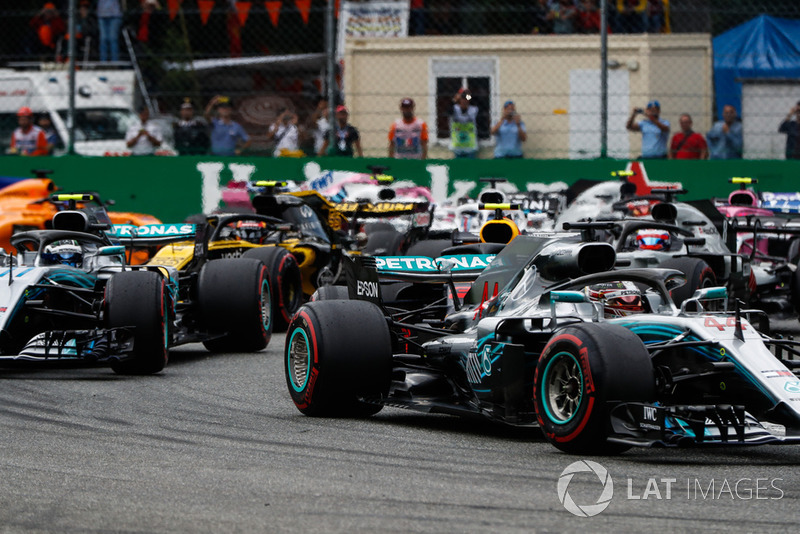 Lewis Hamilton, Mercedes AMG F1 W09, leads Valtteri Bottas, Mercedes AMG F1 W09, Romain Grosjean, Haas F1 Team VF-18, Carlos Sainz Jr., Renault Sport F1 Team RS 18, and the remainder of the field at the start