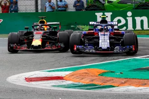 Daniel Ricciardo, Red Bull Racing RB14, et Pierre Gasly, Toro Rosso STR13, roue dans roue