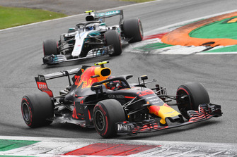 Max Verstappen, Red Bull Racing RB14 et Valtteri Bottas, Mercedes AMG F1 W09 en bataille