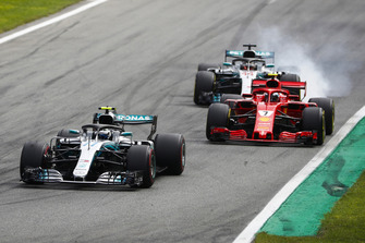 Valtteri Bottas, Mercedes AMG F1 W09, devant Kimi Raikkonen, Ferrari SF71H, et Lewis Hamilton, Mercedes AMG F1 W09, alors qu'il bloque une roue