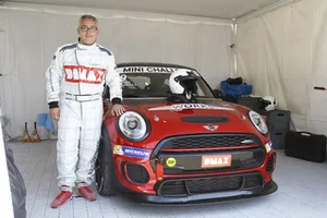 Matteo Nugnes con una Mini John Cooper Works Lite
